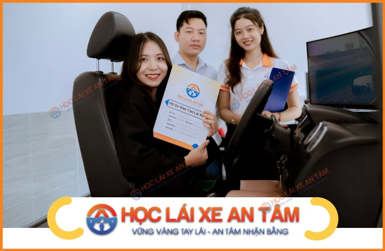 Học viên trao đổi với giáo viên Học Lái Xe An Tâm
